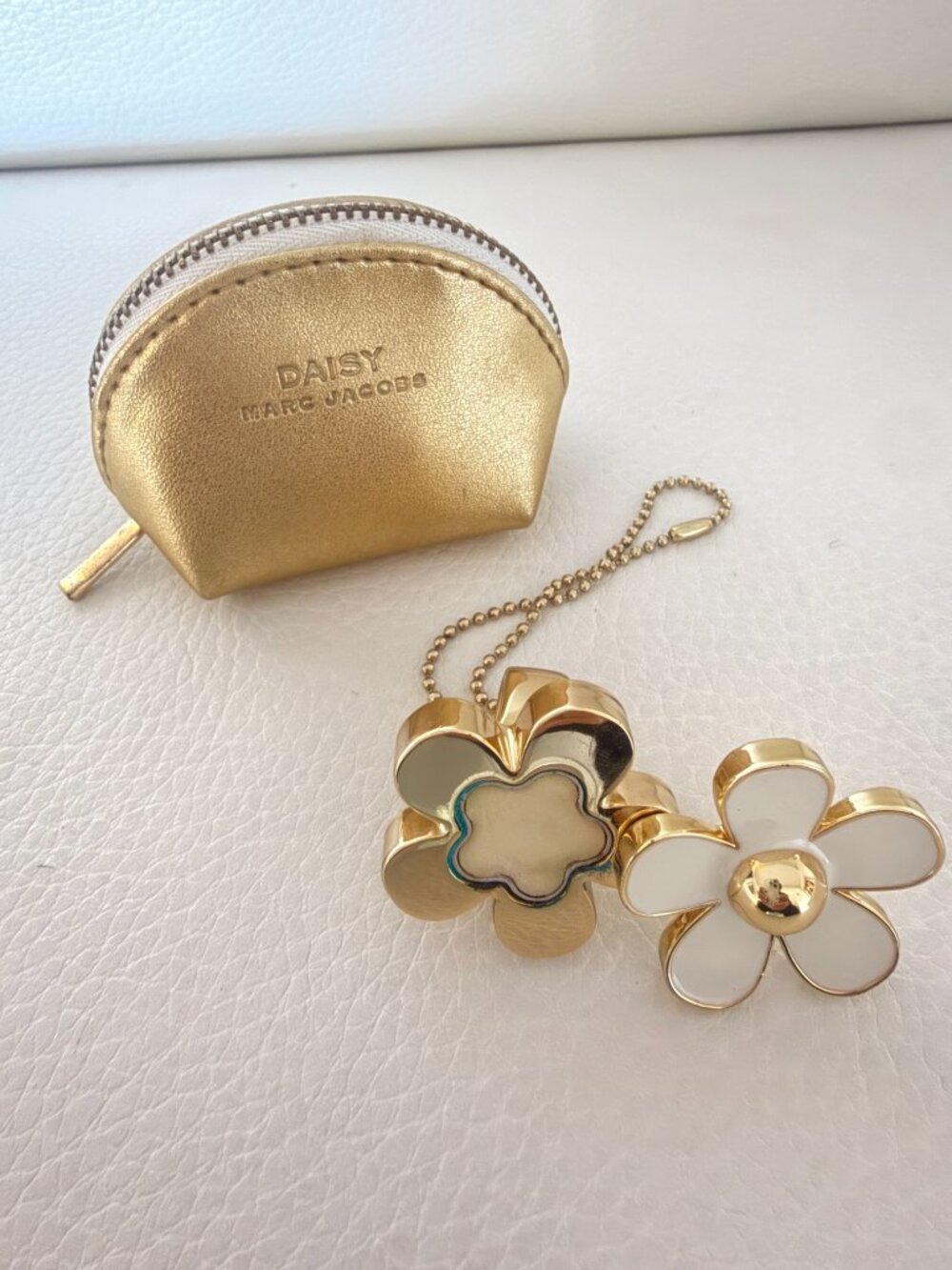 MARC JACOBS DAISY SOLID PERFUME RING & MINI GOLD POUCH SET COLLECTIBLE - Picture 3 of 5